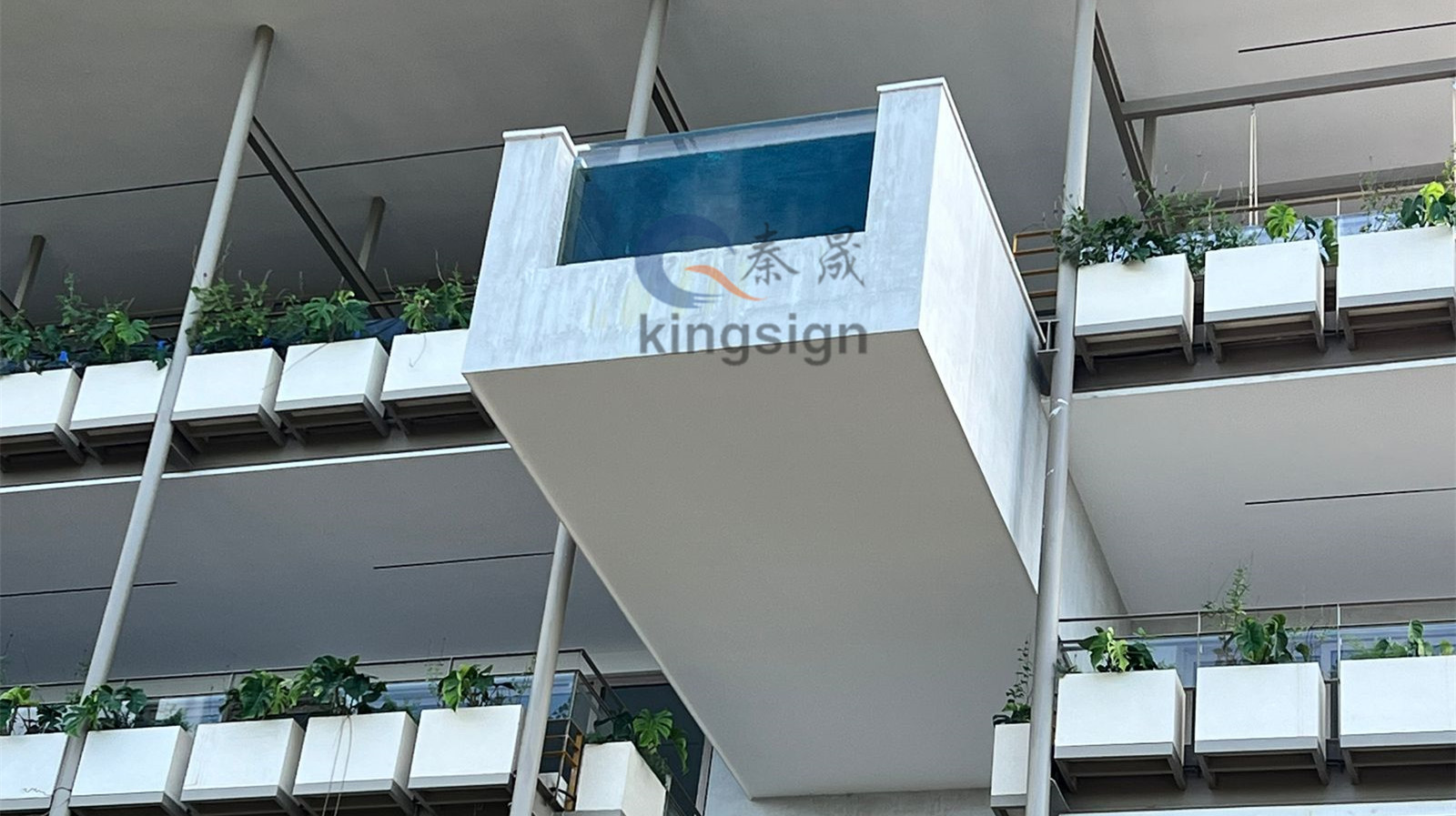 Lastra acrilica Kingsign per il progetto della piscina dell'hotel