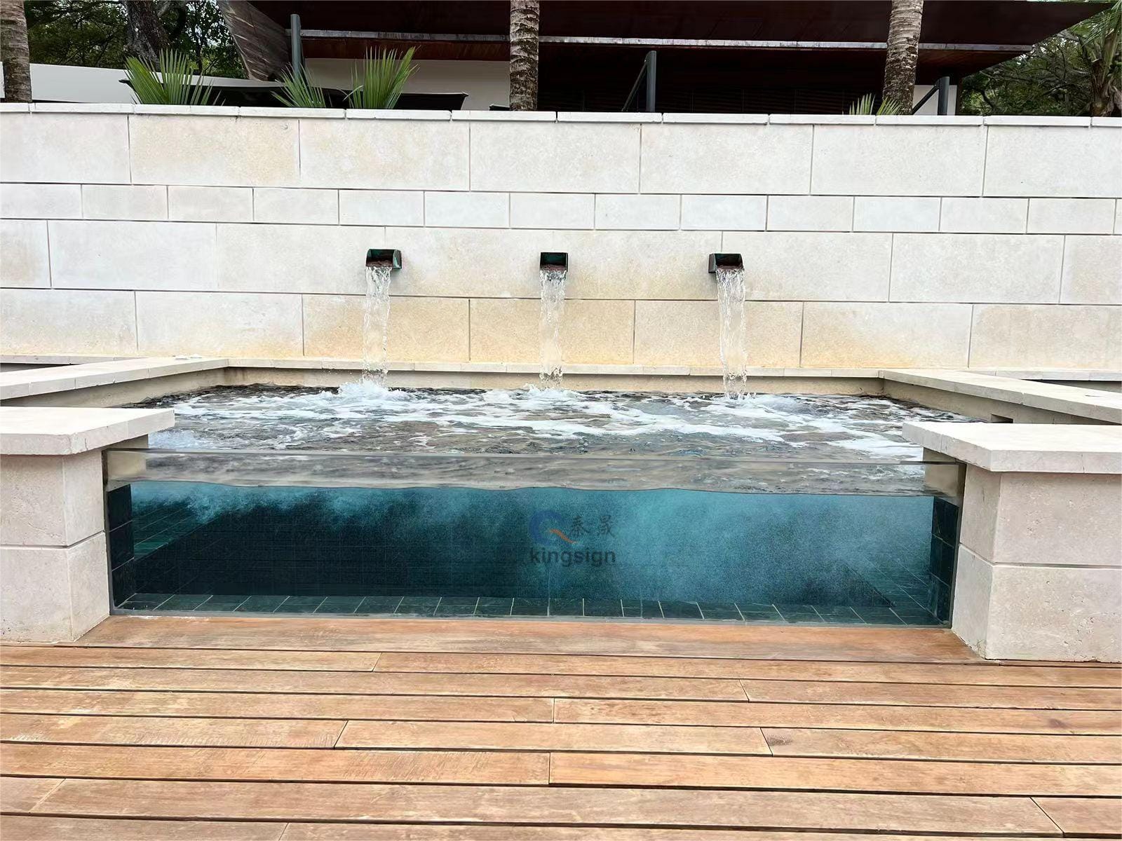 Perché il foglio acrilico viene utilizzato al posto del vetro come finestre della piscina?