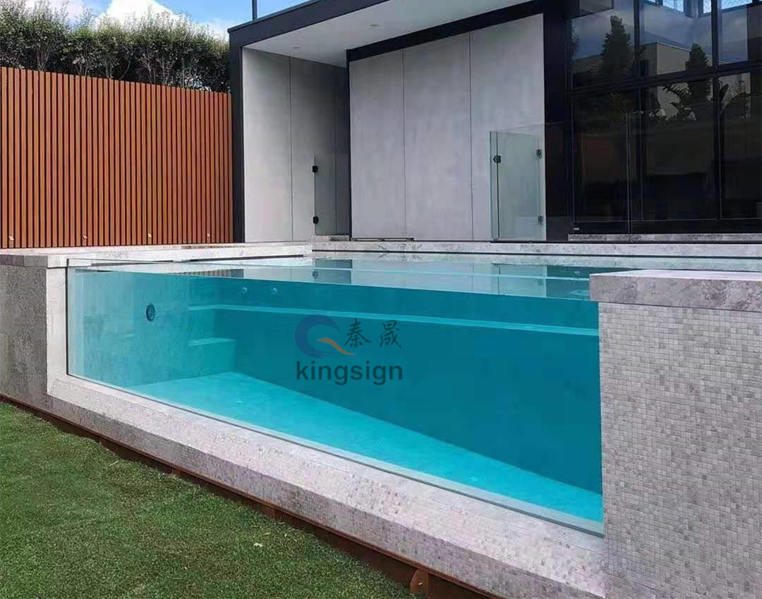 Come cancellare e mantenere la finestra della piscina acrilica